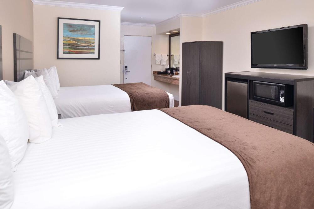 Queen Room with Two Queen Beds - Non-Smoking interior
