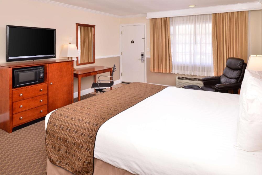 King Room with Bath Tub and Balcony - Disability Access/Pet Friendly interior