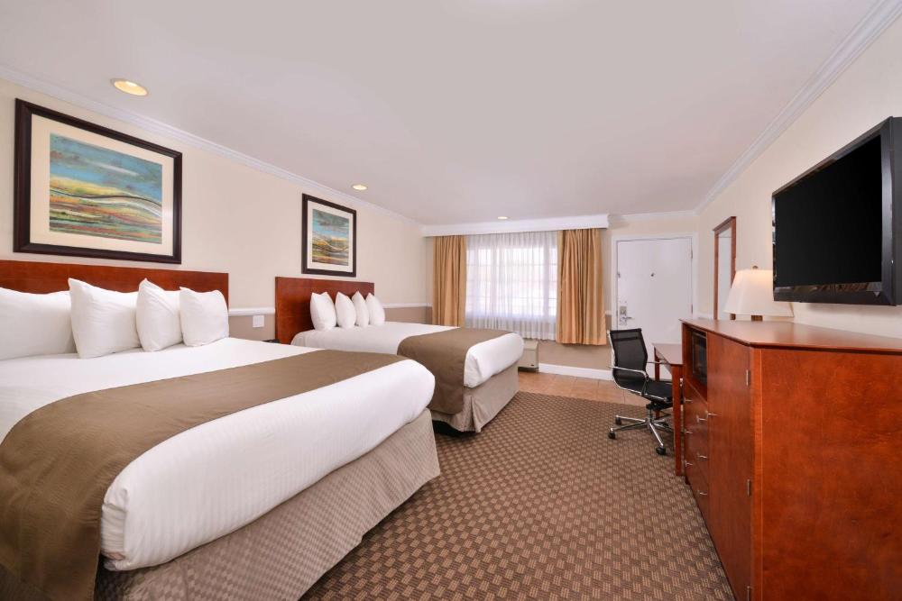 Double Room with Two Double Beds and Balcony - Non-Smoking interior